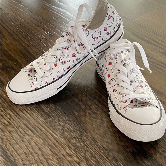 Hello Kitty x converse size 8 - Picture 1 of 10